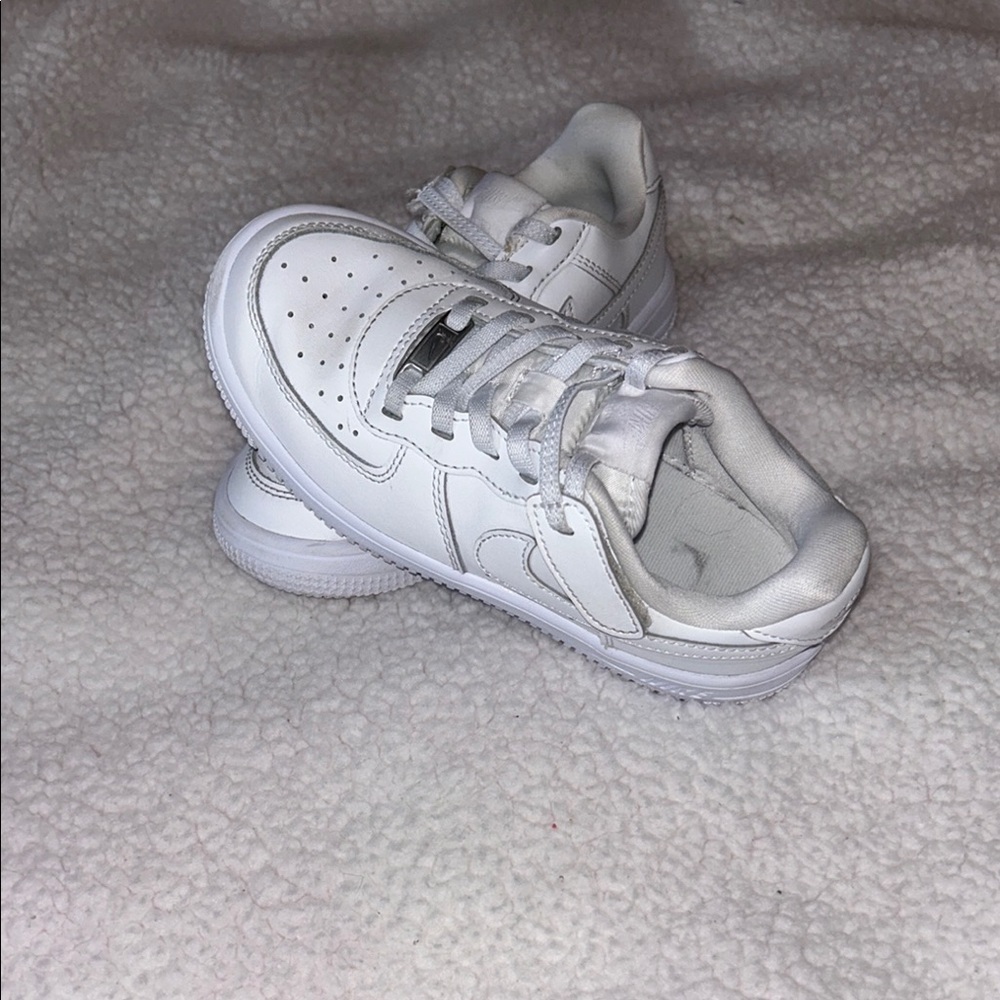 Nike White Sneakers Low-Top Leather Design - Picture 2 of 8